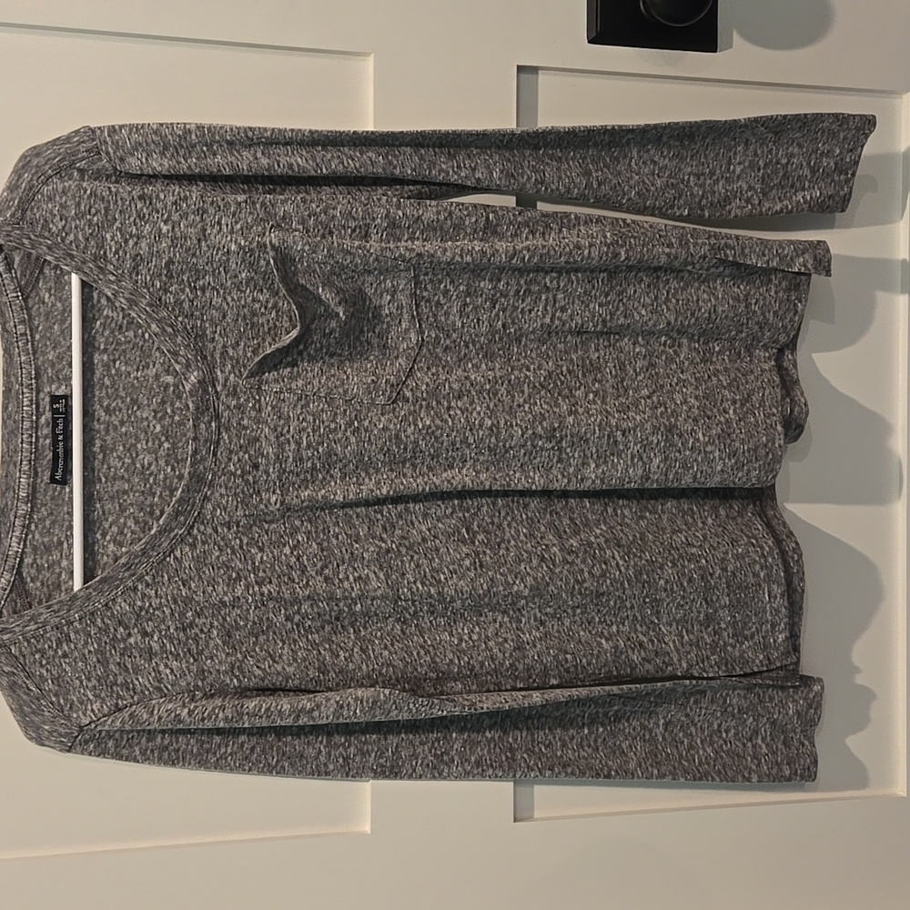 Abercrombie & Fitch Women’s long sleeve pullover Heathered Gray Top Size S Soft